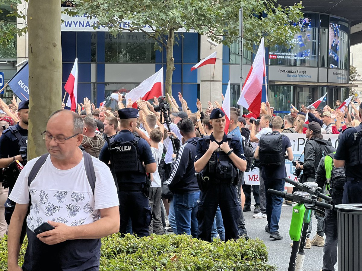 Hajlujący faszyści dziś w centrum Warszawy. <a href="/PolskaPolicja/">Polska Policja 🇵🇱</a> ktoś coś?