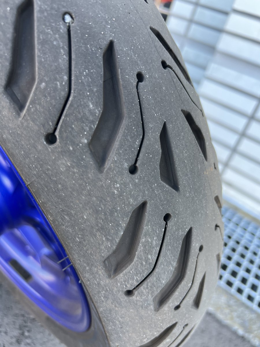 t_honamy's tweet photo. MICHELIN ROAD6は本当にライフが長いみたい。
10,000km以上走ったけど、全然減らない。スリップサインが出る気配無し。グリップも必要十分だし、減るより先に賞味期限が切れそうな予感。
#MT25
#ROAD6 https://t.co/2EYUTBNa38