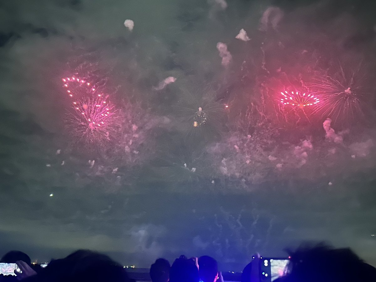 Foxtail009's tweet photo. ホロ花火最高やった…
桜の花びら花火も凄かったし、アワーツリーからのorbital periodは流石に反則だよエモすぎる
our bright paradeにキラメキライダーまで聴けて大満足でした
#ホロ花火 #みこち見てくれ https://t.co/2QafvXOiAA