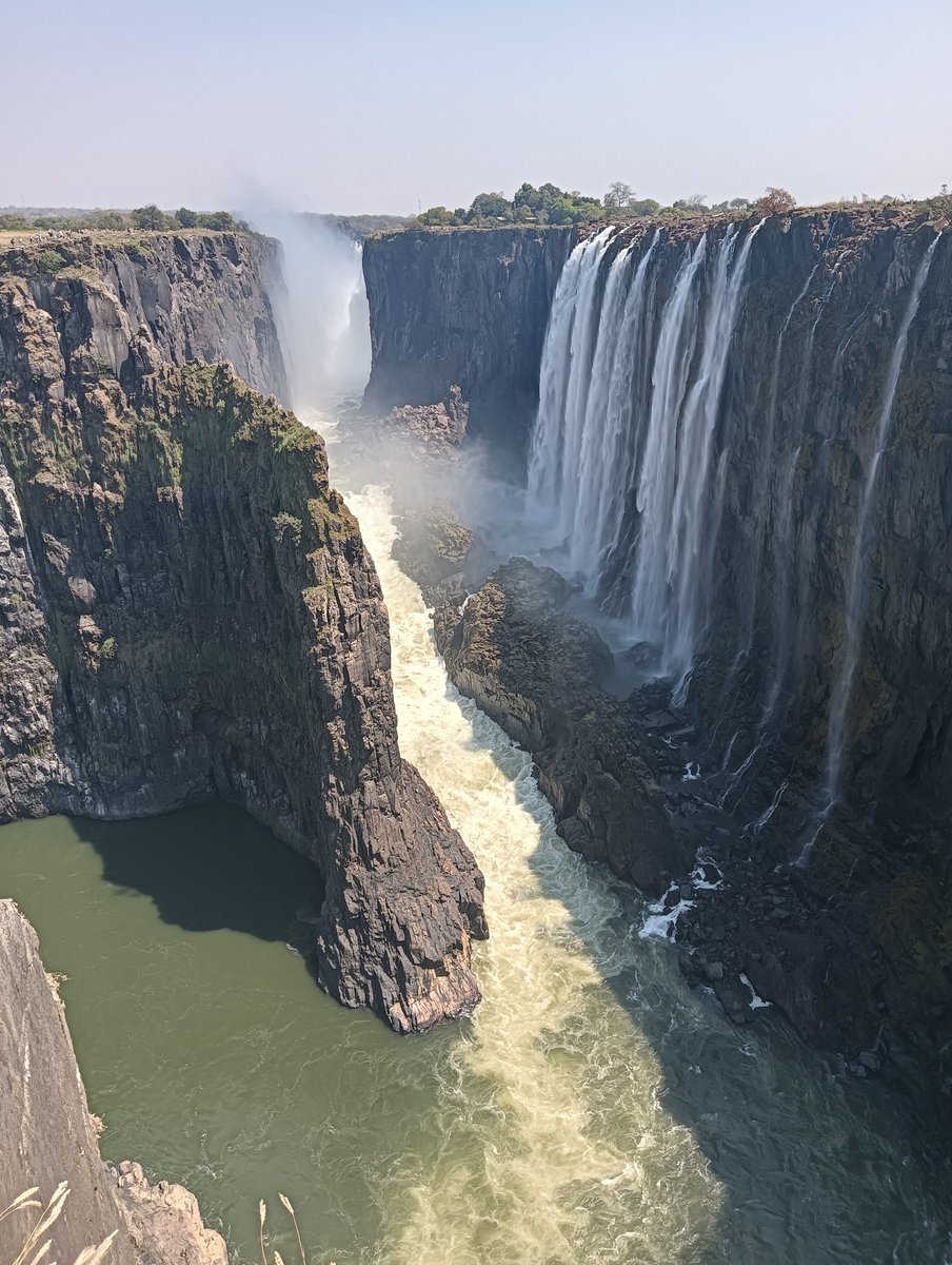 exitworker's tweet image. ザンビア側から見た世界三大瀑布のビクトリアフォールズ。乾季で水量は少なめ。しかし向こうのジンバブエ側は水煙が立つほど。ザンビア側の入場料は20ドルに対しジンバブエ側は50ドルなのでその差か。#アフリカ縦断　#ザンビア