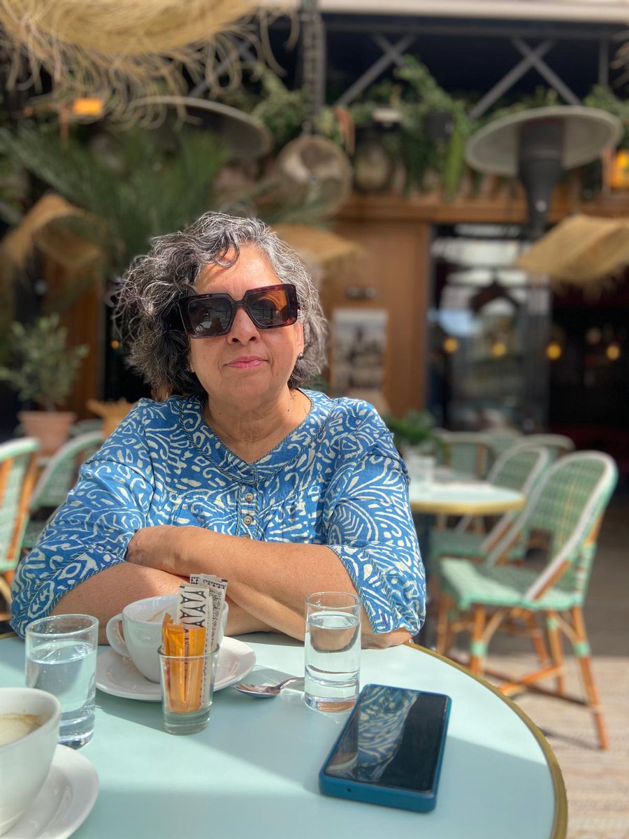 पेरिस के फार्मर मार्केट से कुछ ताज़े फल सब्जियों की खरीदारी के बाद खिली धूप में कॉफ़ी के साथ सुस्ताने का लुत्फ़ ☺️