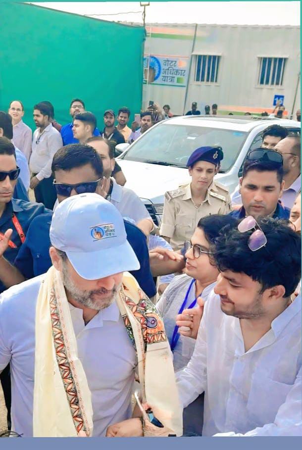 naveenj57891857's tweet photo. कांग्रेस की जय जय होगी
अबकी बार चुनाव में
छोड़ो सबको आओ बैठो
राहुल गांधी की नाव में ।। https://t.co/pE6fcCpYZr