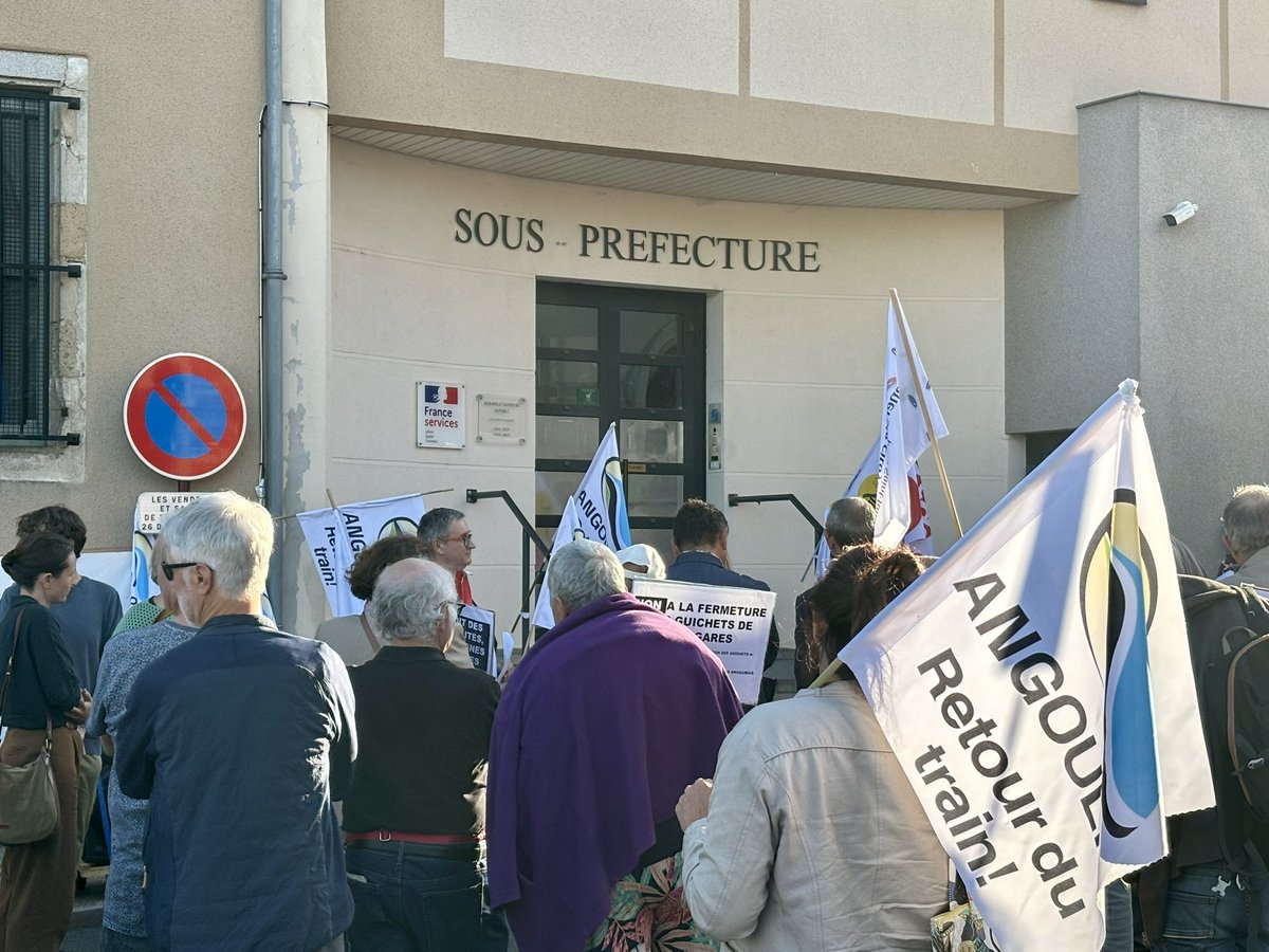 Energie87200's tweet photo. Rassemblement hier à #Rochechouart à l’appel du collectif d’usagers AngouLim. La réouverture de la ligne entre Saillat et Angoulême, une priorité pour notre territoire !

#train #TransportFerroviaire #TER #NouvelleAquitaine #HauteVienne #Charente #Limoges #SaintJunien #Angoulême https://t.co/r54WxAZYPv