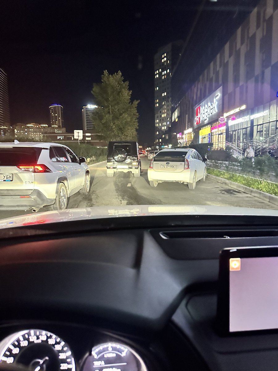 Эргэлт дээр машинаа шууд ингээд тавьчдаг гэнээ. 1р эгнээнд машинаа дураараа орхидог асуудлыг шийдэхгүй бол түгжрэл арилахгүй.