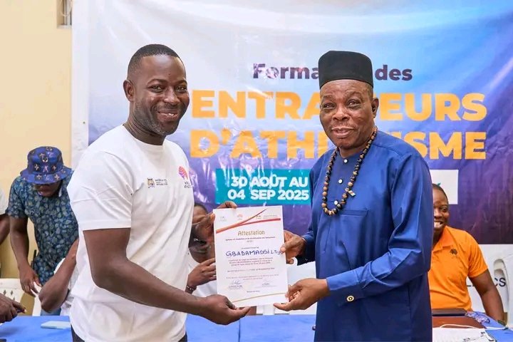 GildasAMOU2005's tweet photo. 24 entraîneurs béninois certifiés World Athletics !
Du 31 août au 4 sept. à Abomey, 24 entraîneurs ont validé la formation Niveau I, fruit d’une collaboration entre le @SportsBenin, l’OBSSU, le PPDAS et la FBA. Lire 👉 https://t.co/6rfxWYUL3R…

#Athlétisme #Benin #WorldAthletics https://t.co/zTcs7cQ31l