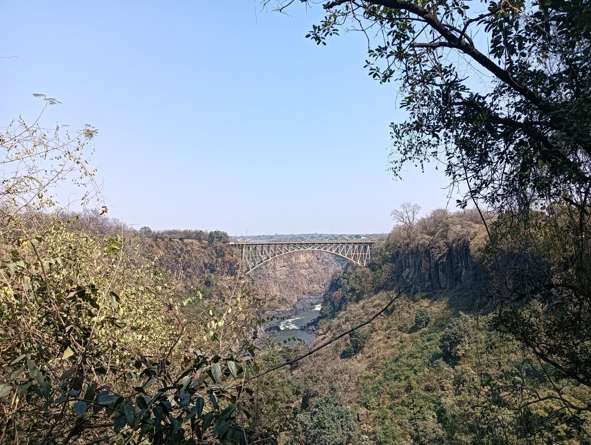 exitworker's tweet image. ザンビアからビクトリアフォールズのすぐ下流のザンベジ川にかかる橋を歩いて渡りジンバブエへ入国。水面からの高さは128㍍。1905年完成の歴史ある橋を踏みしめて次の国へ。#アフリカ縦断　#ザンビア　#ジンバブエ