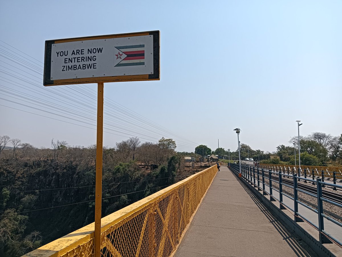 exitworker's tweet image. ザンビアからビクトリアフォールズのすぐ下流のザンベジ川にかかる橋を歩いて渡りジンバブエへ入国。水面からの高さは128㍍。1905年完成の歴史ある橋を踏みしめて次の国へ。#アフリカ縦断　#ザンビア　#ジンバブエ