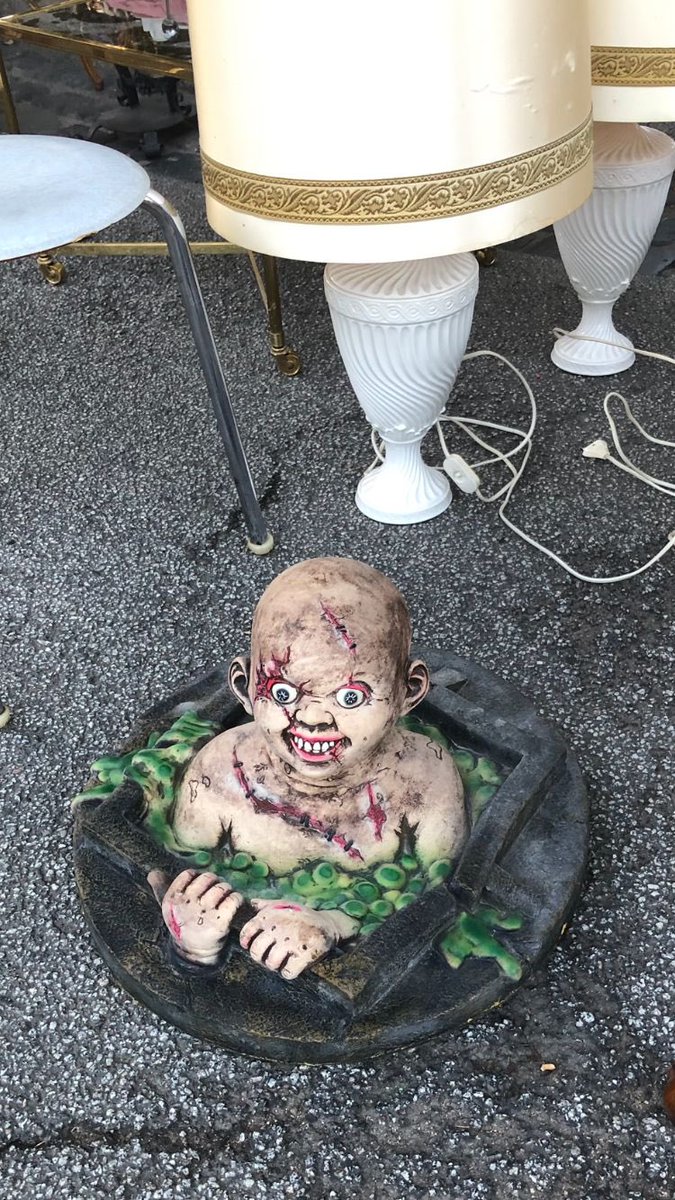Manche Leute offenbaren auf dem #Flohmarkt einen verstörenden Deko-Geschmack.