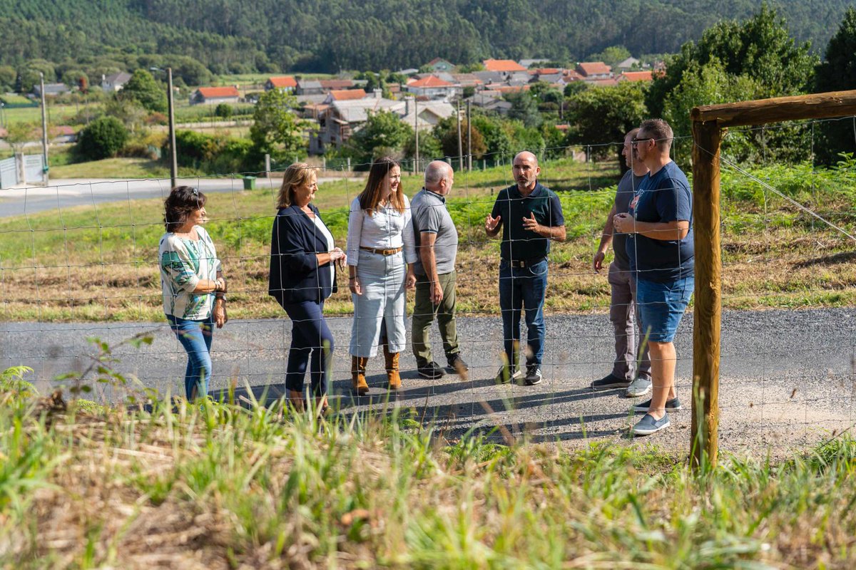 acorunapp's tweet photo. Os deputados do Grupo Popular Ángel Rodríguez e Magdalena Pérez, animan aos afectados polos incendios forestais a solicitar as axudas da Xunta para recuperar no posible todo o que perderon.

https://t.co/VxTaRB8di3 https://t.co/xQu8Sbddf2