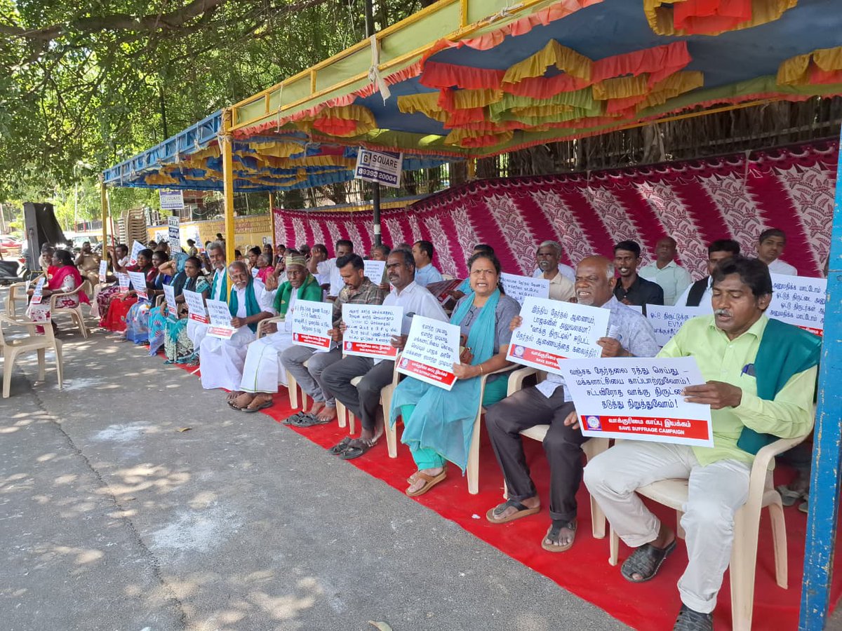 DrJayanThiyagu's tweet photo. திருச்சியில் சிவில் சொசைட்டி நண்பர்களுடன் வாக்குத் திருட்டில் ஈடுபட்ட தேர்தல் ஆணையத்தை கலைத்து, உச்சநீதிமன்ற மேற்பார்வையில் புதிய நேர்மையான ஆணையம் அமைக்கவும்; முறைகேடாக ஆட்சிக்கு வந்த மோடி அரசு விலகவும் கோரி நடைபெற்ற ஆர்ப்பாட்டத்தில் கலந்துகொண்டு உரையாற்றிய போது.

#VoteChori https://t.co/IBR5i8dcKh