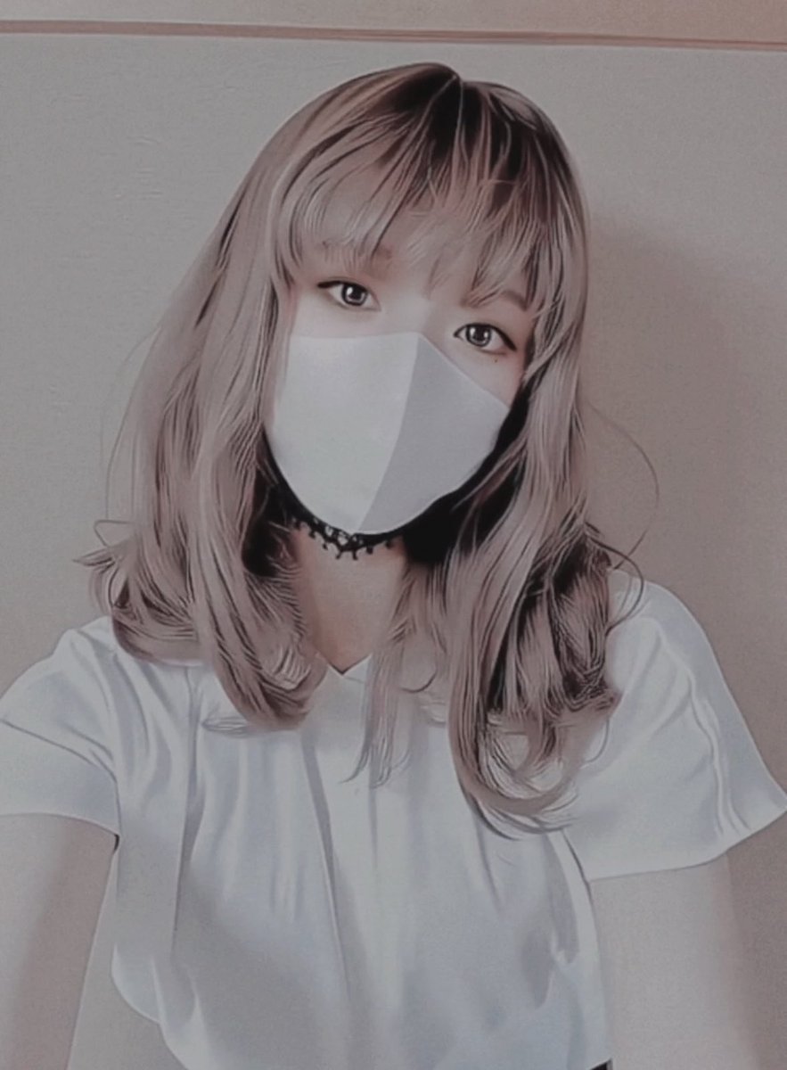 xiaokui_Aoi's tweet photo. vx游戏圈发了张自拍，下面评论有人说玩偶姐姐都放出来了。还特意去搜了下，没感觉很像啊。
美颜加多了点而已，被说盗图还是第一次，有点无语 https://t.co/Sy2SLvSAxh