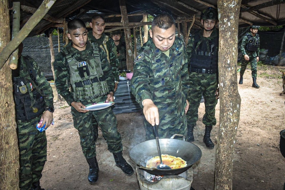 แม่ทัพภาคที่ 2 เซอร์ไพรส์ทหารแนวหน้า ตำส้มตำ-ทอดไข่เจียวร่วมวง

พล.ท.บุญสิน พาดกลาง แม่ทัพภาคที่ 2 ลงพื้นที่ตรวจเยี่ยมฐานปฏิบัติการชายแดน เมื่อวันที่ 6 ก.ย. โดยไม่ได้แจ้งล่วงหน้า