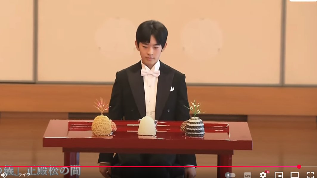 燕尾服を着て座る所作はこうです。
男性の皆さんはよーく覚えておくように。