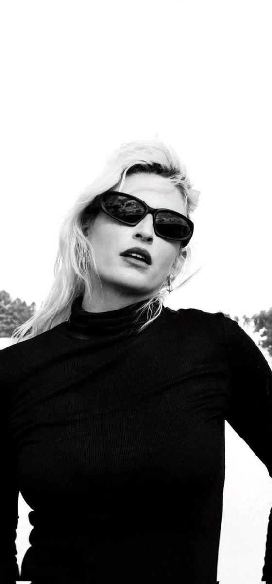 LPwallpapers's tweet photo. Emily in black and white. This woman is so beautiful 🖤🤍 https://t.co/Z6kItfY1k1