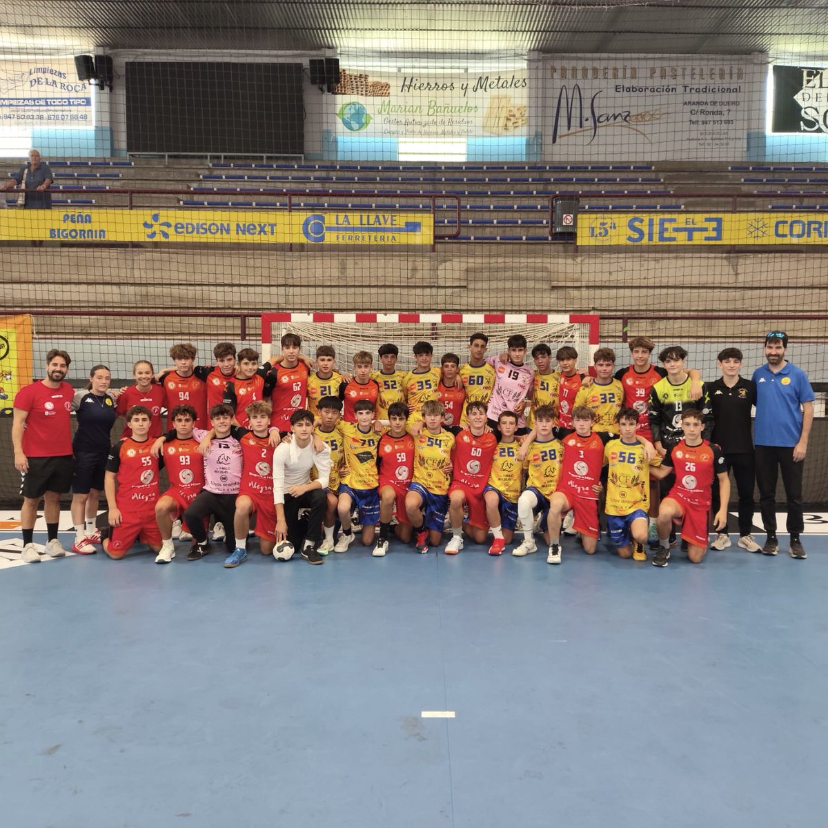 bmvillaaranda's tweet photo. ¡Agradecidos por haber compartido esta bonita jornada de pura cantera, @balonmanosanse 💛!

#LaBaseVDA https://t.co/yQzlAEbDH9