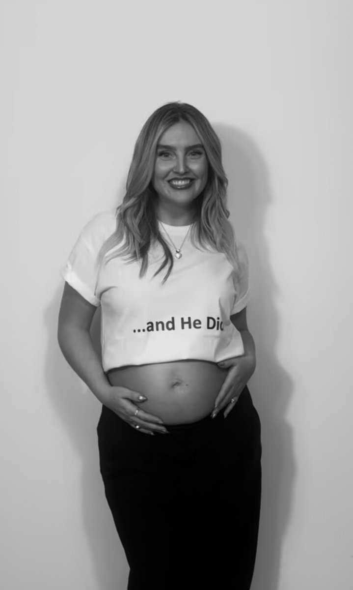 OfficialPLT's tweet image. Baby no.2 🤍 Perrie Edwards is pregnant with her second child 🥹✨