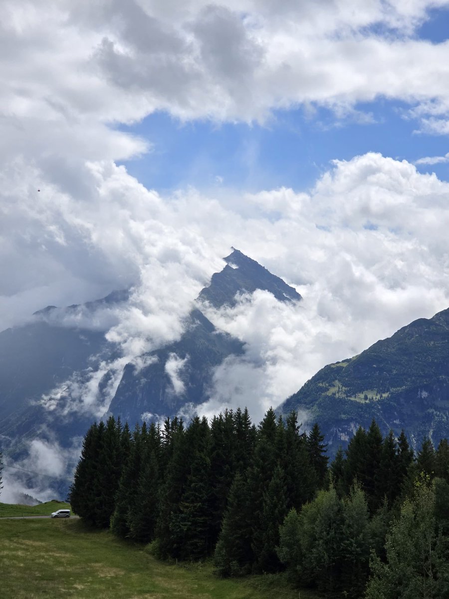 Busca una esperanza por pequeña que sea …siempre la hay.
#FelizSabadoATodos