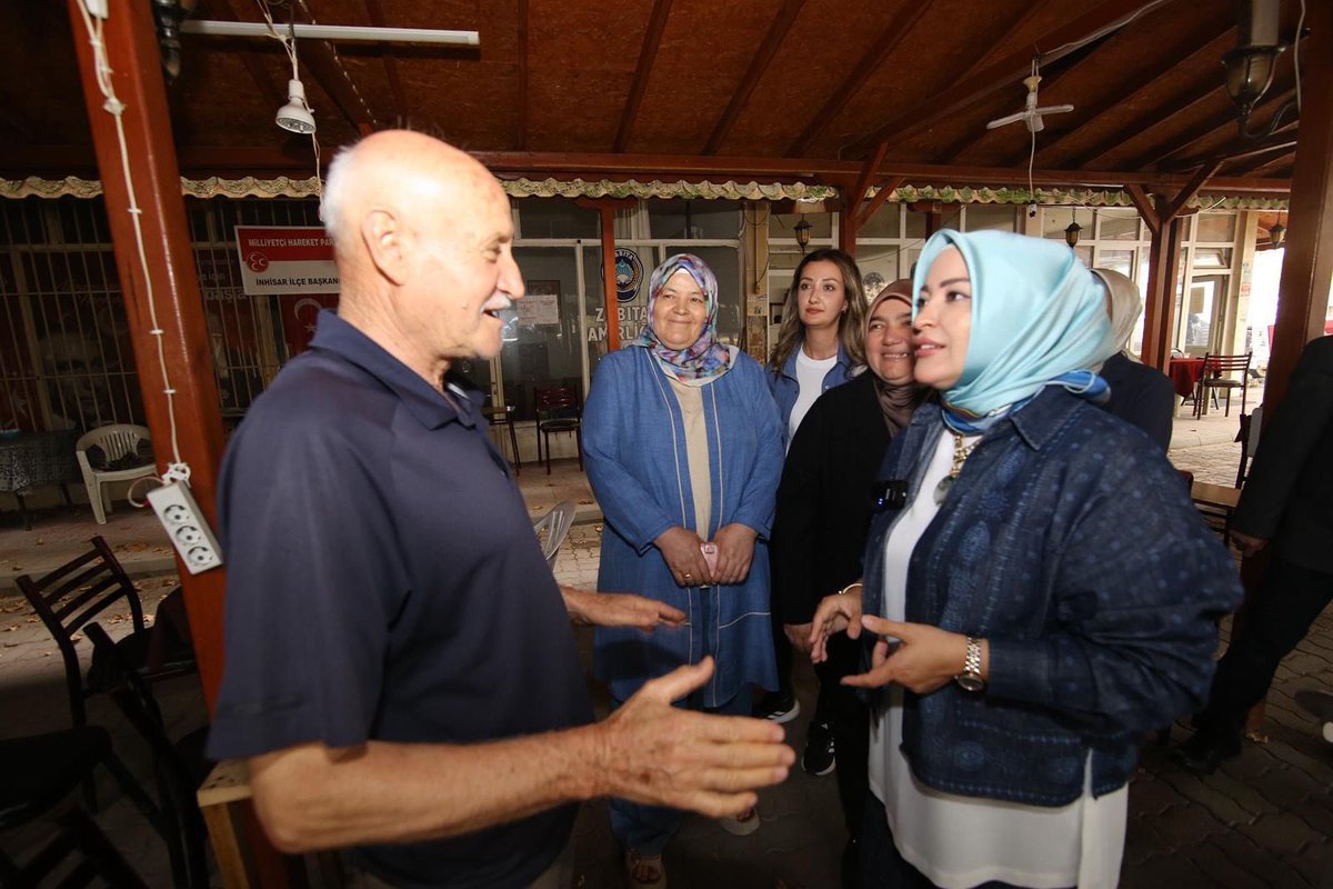 İnhisar ilçe merkezimizde vatandaşlarımız ile bir araya geldik, esnaflarımıza hayırlı işler temennilerimizi ilettik.

Türkiye Yüzyılı vizyonu ile memleketimizin dört bir köşesinde eser ve hizmet siyaseti rüzgarını sürdürmeye devam edeceğiz.

Bizleri samimiyetle karşılayan