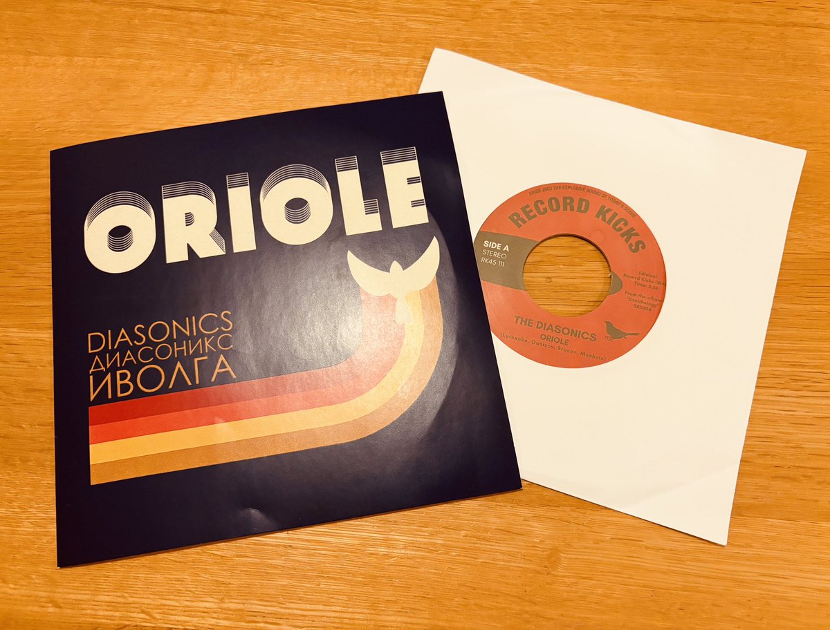 _Akira_Yamanaka's tweet image. 昨日はまったく面識ないロシア人が、モスクワから高円寺まで私のDJを見にきたという胸熱展開があって、しかもお土産にシングルまでもらったんですが……書かれてた寄せ書きがさらに胸熱！
ということで、もらった現行ロシアン・ファンクをお聴きください……っていうか私は向こうで認知されてるのか？