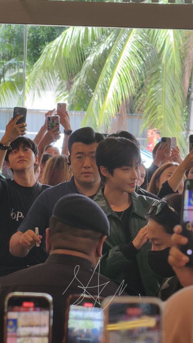maetamongty's tweet photo. Hiy😍
#BriceMY #SnackTheSmartWay #ecoBrowns #BricewithHwangInYoup #HwangInYoup #황인엽 #HwangInYoupinMY https://t.co/rZdxAAmAiT