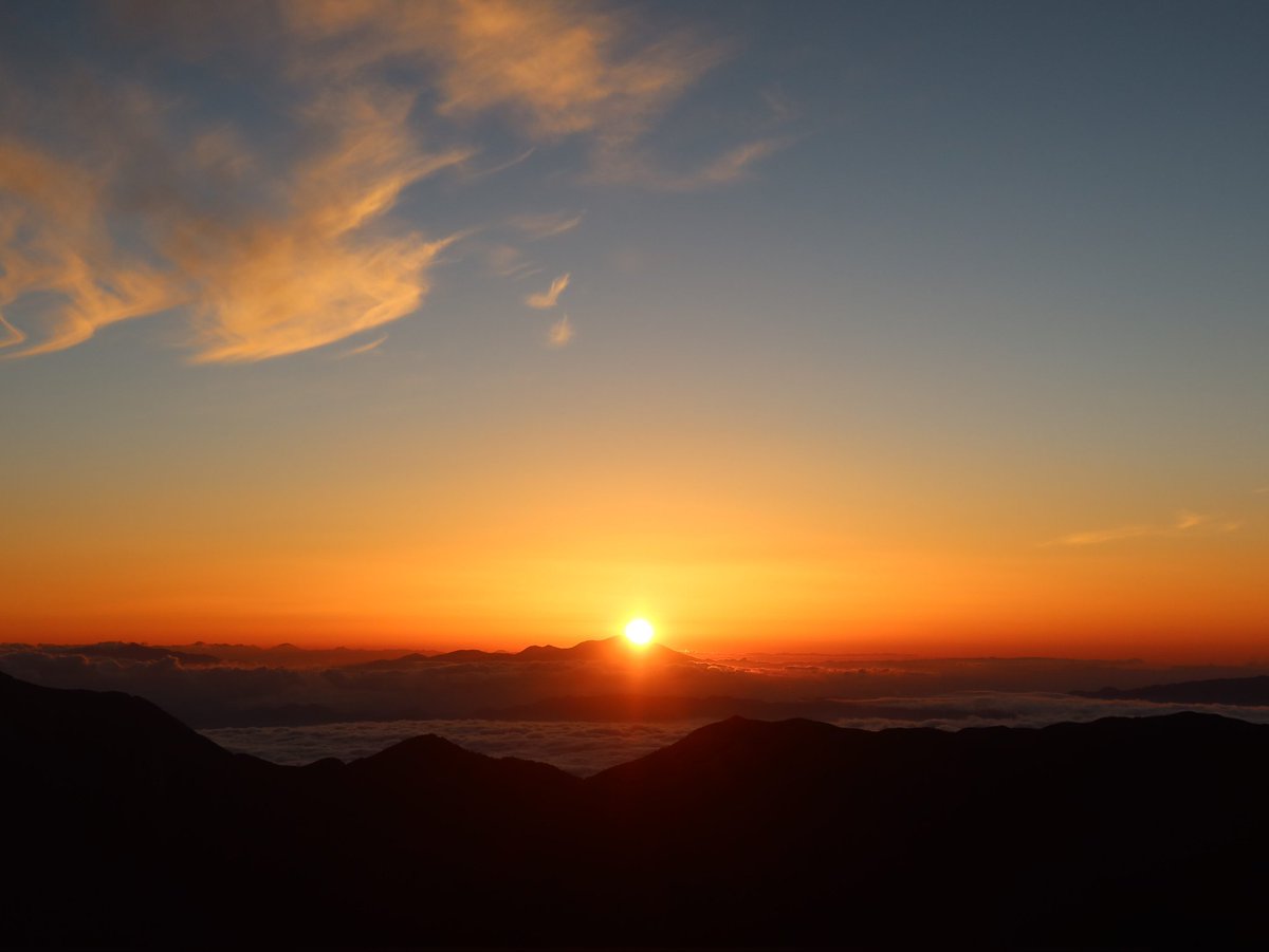 今日は台風一過で晴れ、朝から少し冷え込みました。 写真は今朝の