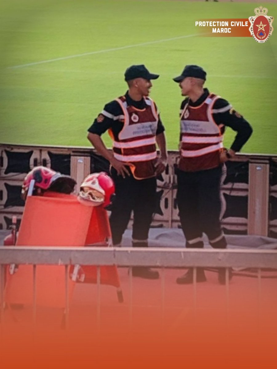 يتواجد رجال الوقاية المدنية بشكل دائم في الملاعب لضمان سلامة اللاعبين والجمهور خلال المباريات والتظاهرات الرياضية.  
يتدخلون بسرعة في حالات الإصابة أو الإغماء داخل الملعب أو بين الجماهير.  
كما يسهرون على تطبيق شروط السلامة وتفادي أي طارئ قد يُهدد الأرواح.