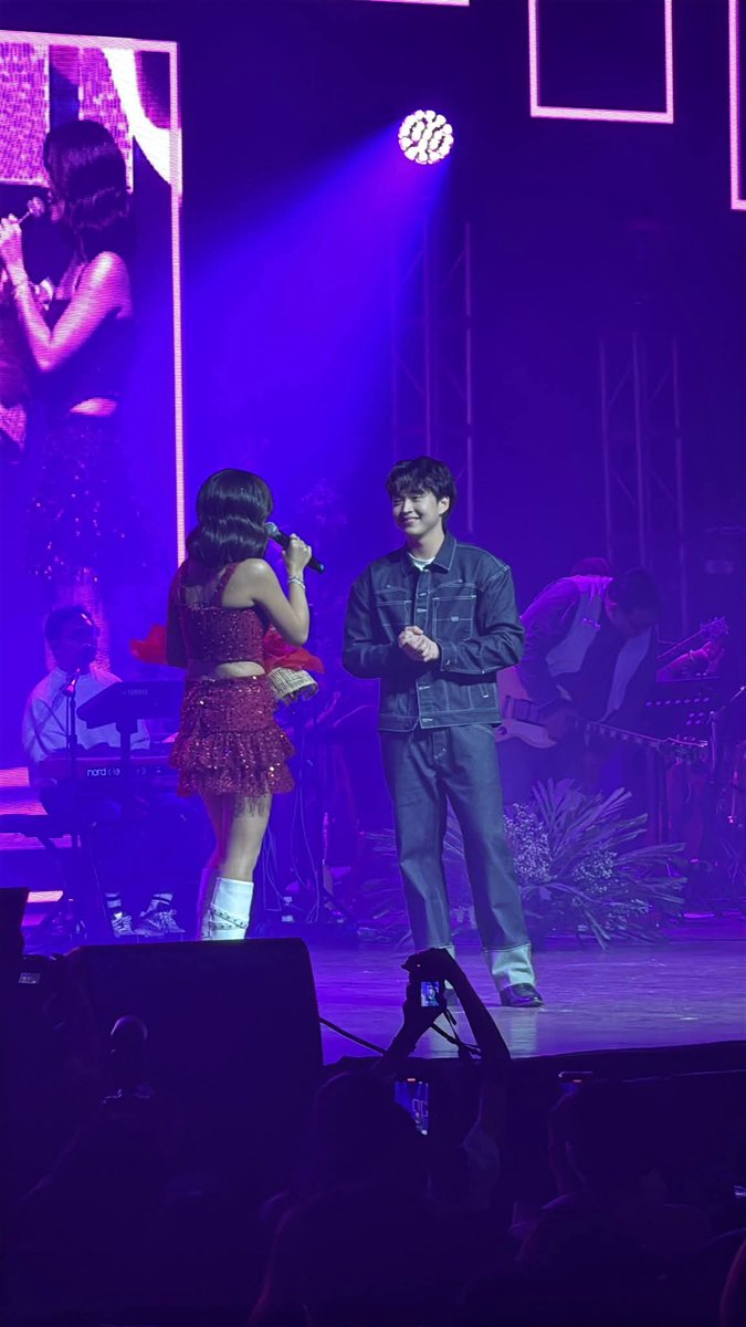 Naka all denim sya huhuhuhu

RAB HEATS UP JANINECON