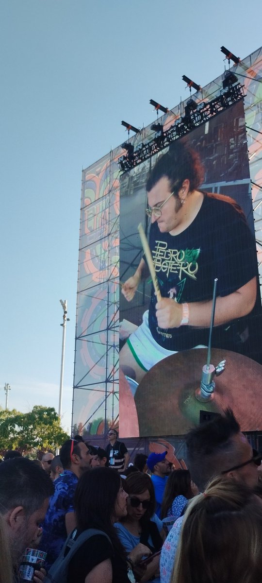 RobertoBaila's tweet image. Que grande el batería de #AlcalaNorte, con la camiseta de #PedroBotero !!