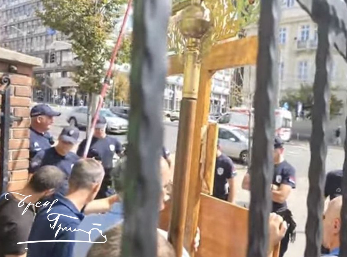 Полиција не дозвољава народу да изађе из цркве и крене у литију❗️

Због обезбеђивања “Геј параде” у центру Београда, неколицина Хришћана затворена је у Вазнесењску цркву одакле им полиција не дозвољава да крену у литију.

Ово је слика и прилика грађанске државе.