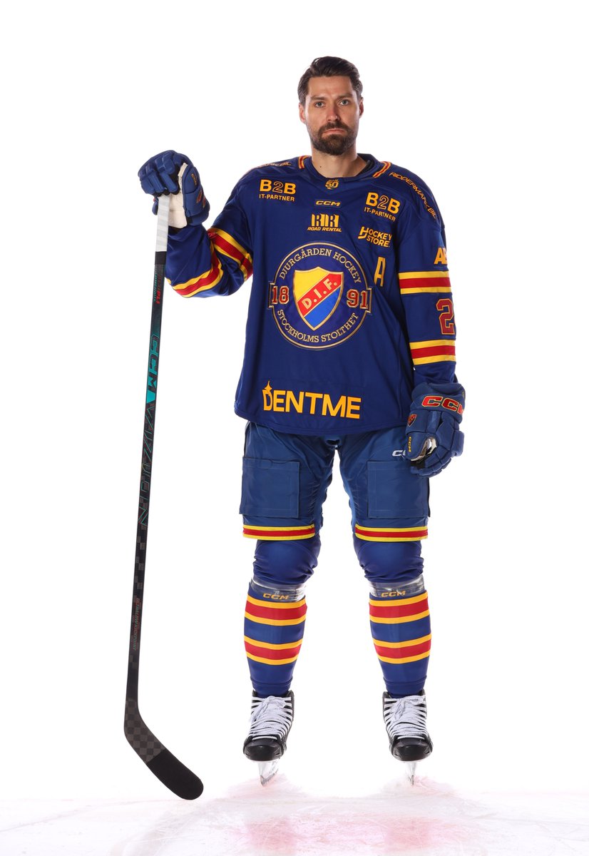 Djurgården luftar sina dräkter som man ska spela med i seriespelet, under sista träningsmatchen.
Fan vet om de inte är snyggast i SHL.
Får vibbar av 90-talet.