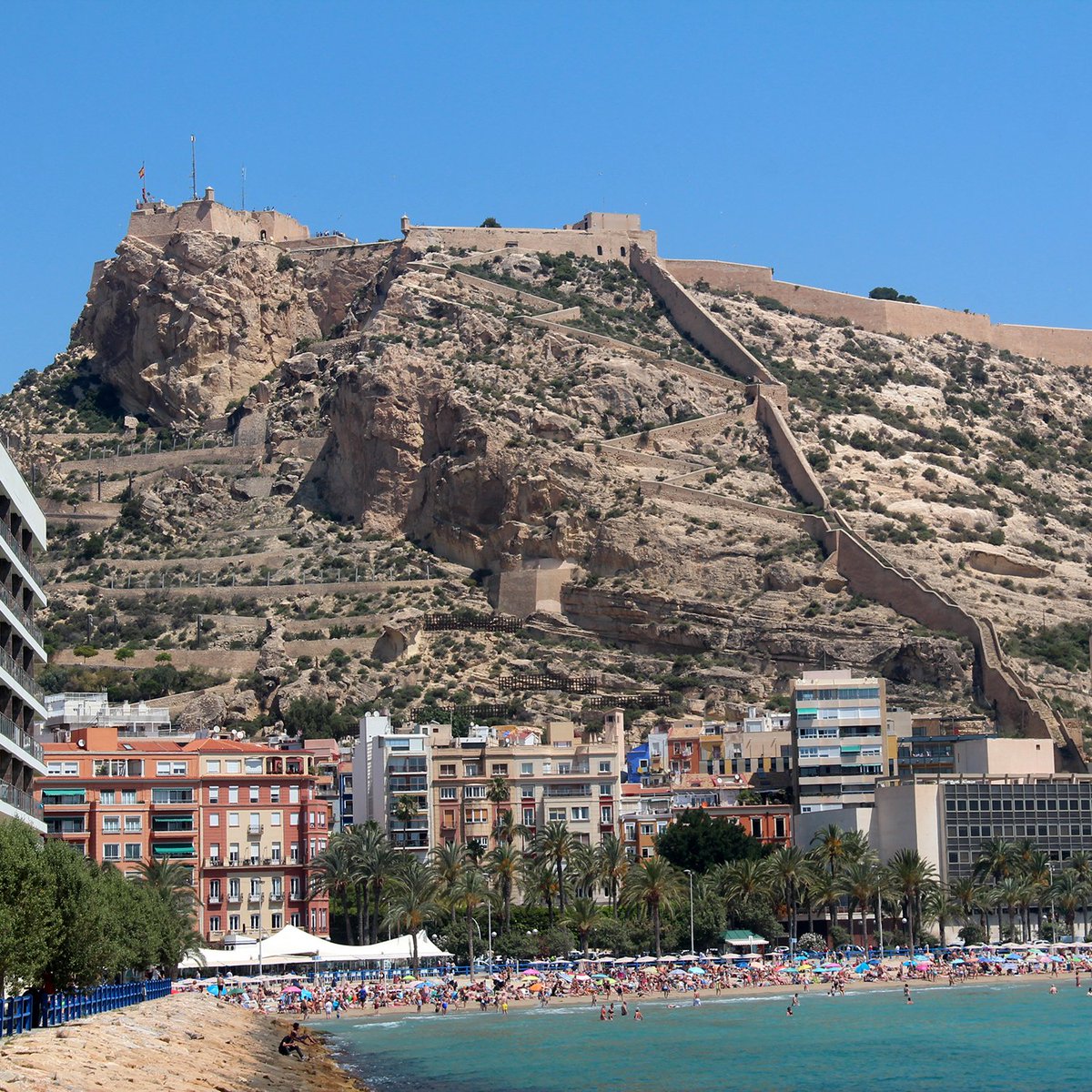 Sábado 7 de junio.
Mañana tranquila en Alicante. Kenizé puede descansar; luego nos damos un paseo por la ciudad. Mirando escaparates: le han dicho que Alicante es la capital de los zapatos, y se prueba algunos. La llevo hasta el mar para que vea la playa y la fortaleza. Le gusta.