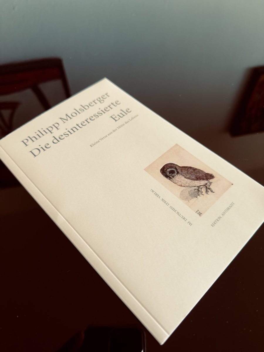 PostelGert's tweet photo. Bestellen Sie sich dieses Büchlein. Es ist das Beste, was ich seit Robert Gernhardt seligen Angedenkens gelesen habe. Und ich lese viel. 
Dr. Philipp Molsberger war in Stuttgart Erster Staatsanwalt, bevor er zum Professor berufen wurde. Aber in Wahrheit ist er ein äußerst feinsinniger Beobachter und ein großer Künstler der Sprache!