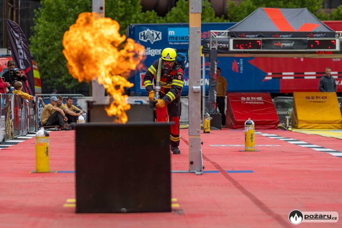 Bych řekl, že se tu poflakuje i <a href="/ztepily_divoch/">Míra</a> 😎