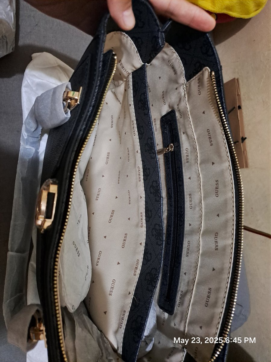 novpitasari's tweet photo. Wts tas guess, ori belum pernah di pake samsek. Fr serang, bisa via sopii.. dijual karena gift 🙏 #guess #wts https://t.co/VXfIauBsZO