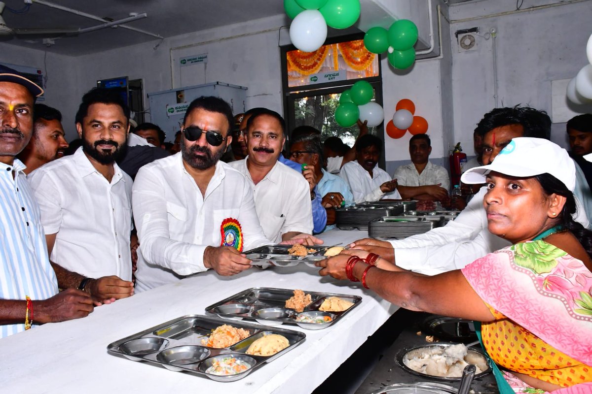 SantoshSLadINC's tweet photo. ಅಳ್ನಾವರ ಪಟ್ಟಣದ ಇಂದಿರಾ ನಗರದಲ್ಲಿ ನೂತನ ಇಂದಿರಾ ಕ್ಯಾಂಟೀನ್‌ ಉದ್ಘಾಟನೆ ಮಾಡಲಾಯಿತು.

ಈ ಅನ್ನ ಕುಟೀರ ದಿನ‌ನಿತ್ಯ ನೂರಾರು ಬಡವರ ಹಸಿವು ನೀಗಿಸಲಿದೆ. ಈ ಮೂಲಕ‌ ಅಳ್ನಾವರ ಭಾಗದ ಜನರ ಬಹು ದಿನಗಳ ಬೇಡಿಕೆ ಈಡೇರಿಸಿದ ಸಮಾಧಾನ ನನ್ನದು.

#Alnavar #IndiraCanteen