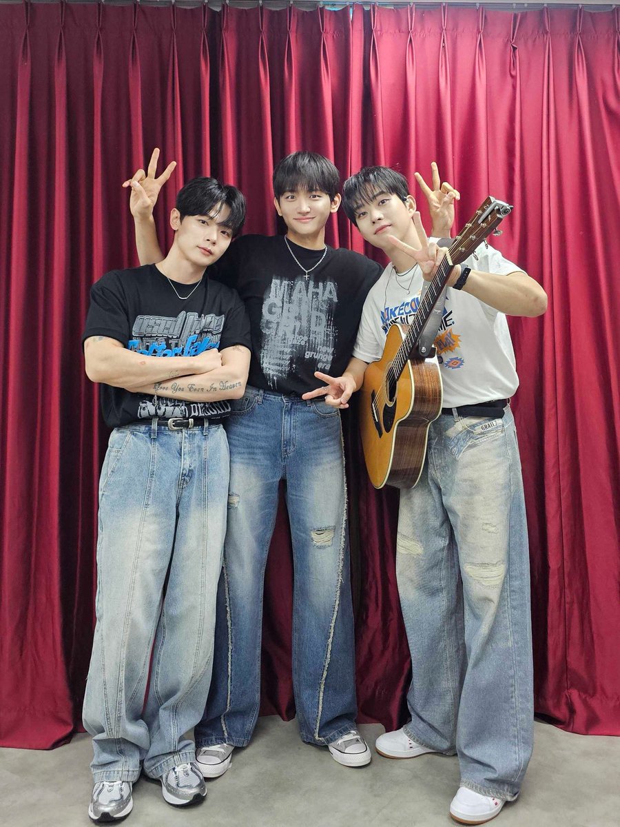 [#LUCY] 2025 라이징 스타를 찾아라 완료 ✔ 

신인 뮤지션 여러분들을 만날 수 있는 귀한 자리에 초대해 주셔서 감사합니다🎶

변덕스러운 날씨에도 찾아와 준 
우리 왈왈이도 너무 고마워💙

#루시 #신예찬 #최상엽 #조원상