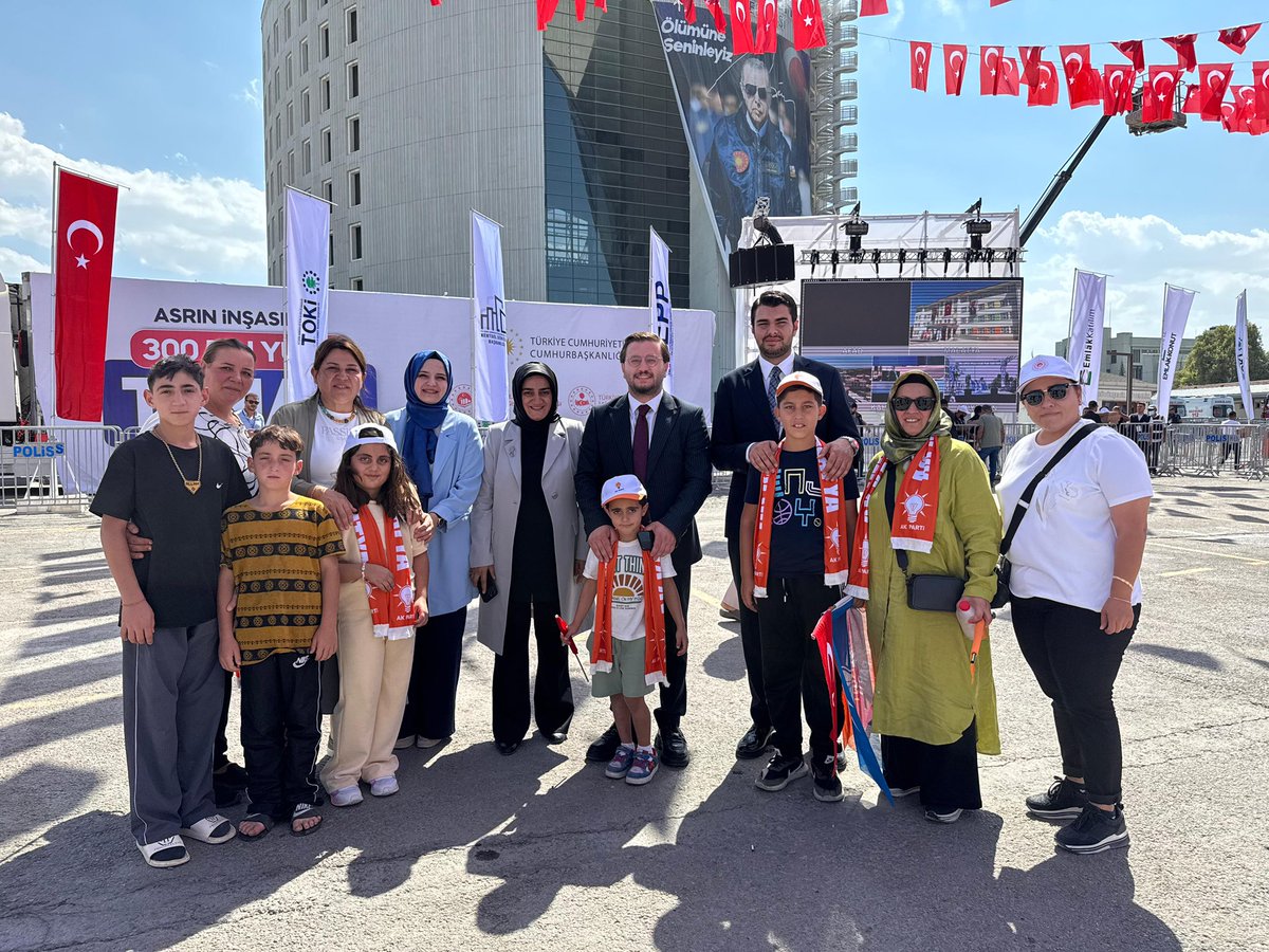 AK Parti Genel Merkez MYK Üyesi Doğu Anadolu Bölge Başkanımız Sayın Hatice Bozdağ , MKYK Üyemiz Sayın Hatun Nisa Ateş,Genel Merkez Gençlik Kolları Doğu Anadolu Bölge Koordinatörümüz MKYK Üyesi Ferdi Şenel ve  Gençlik Kolları Başkanımız Muhammed Kağan Mercan ile birlikte   miting