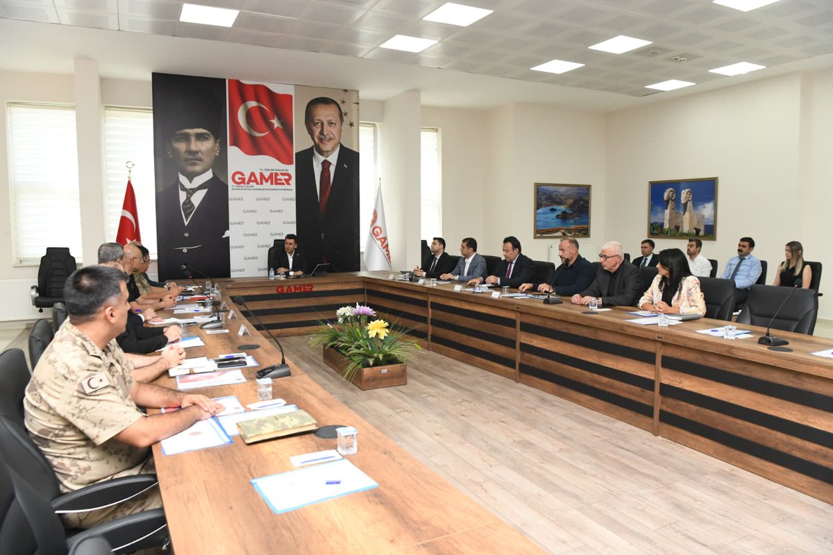TunceliValiligi's tweet photo. 📌 Valimiz Sayın Şefik Aygöl başkanlığında, ilgili kamu kurum ve kuruluş temsilcilerinin katılımıyla 2025-2026 Eğitim Öğretim Yılı Hazırlık Toplantısı gerçekleştirildi.

📍 Toplantıda;
🎓 Yüksekokul öğrencilerinin yerleştirme süreçleri,
🏫 Okul güvenliği ve alınacak önlemler,
🚦 Trafik düzenlemeleri ile öğrencilerin güvenli ulaşımı,
🏘️ Yurt ihtiyaçları ve kapasite planlamaları,
🚌 Öğrenci taşıma hizmetleri başta olmak üzere yeni döneme hazırlık kapsamında birçok konu ele alındı.

🚩Yeni eğitim öğretim yılının öğrencilerimiz, öğretmenlerimiz ve velilerimiz için daha verimli, güvenli ve başarılı geçmesi amacıyla gerekli tüm tedbirlerin alınmasına yönelik kararlar alındı.

@sefikaygol
@tcmeb