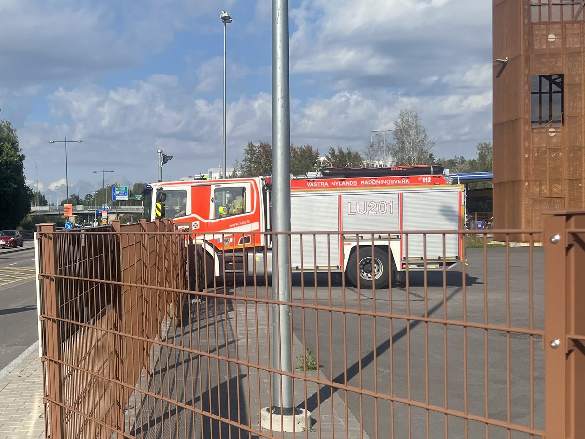 stefanfroberg's tweet photo. Kävin fillarilenkillä moikkaamassa poikaamme hän työpaikallaan. Kesken syvällisen isä poika keskustelun hänelle tuli muka työkiireitä, no ehkä sit niin 😂 https://t.co/JG42a5tNN9