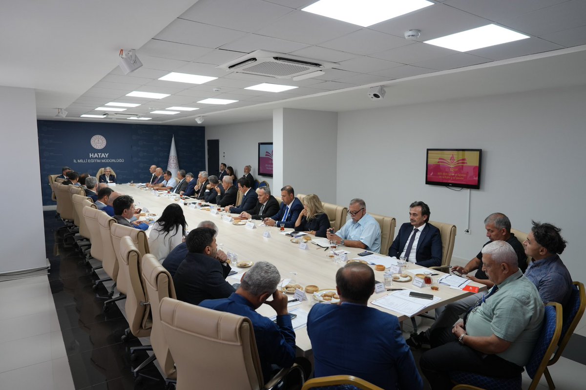 farukyelkenci's tweet photo. Hatay Millî Eğitim Müdürümüz, il yöneticilerimiz ve ilçe müdürlerimizle Sayın Bakanımızın 2025-2026 Genelgesi’ndeki hususların uygulamaya yönelik değerlendirmelerini yaptık. 
Zor zamanlarda burada başarıyla yöneticilik yapan başta il müdürümüz olmak üzere il-ilçe yöneticilerimize, okul müdürlerimize, öğretmenlerimize ve el uzatan herkese teşekkür ediyoruz.