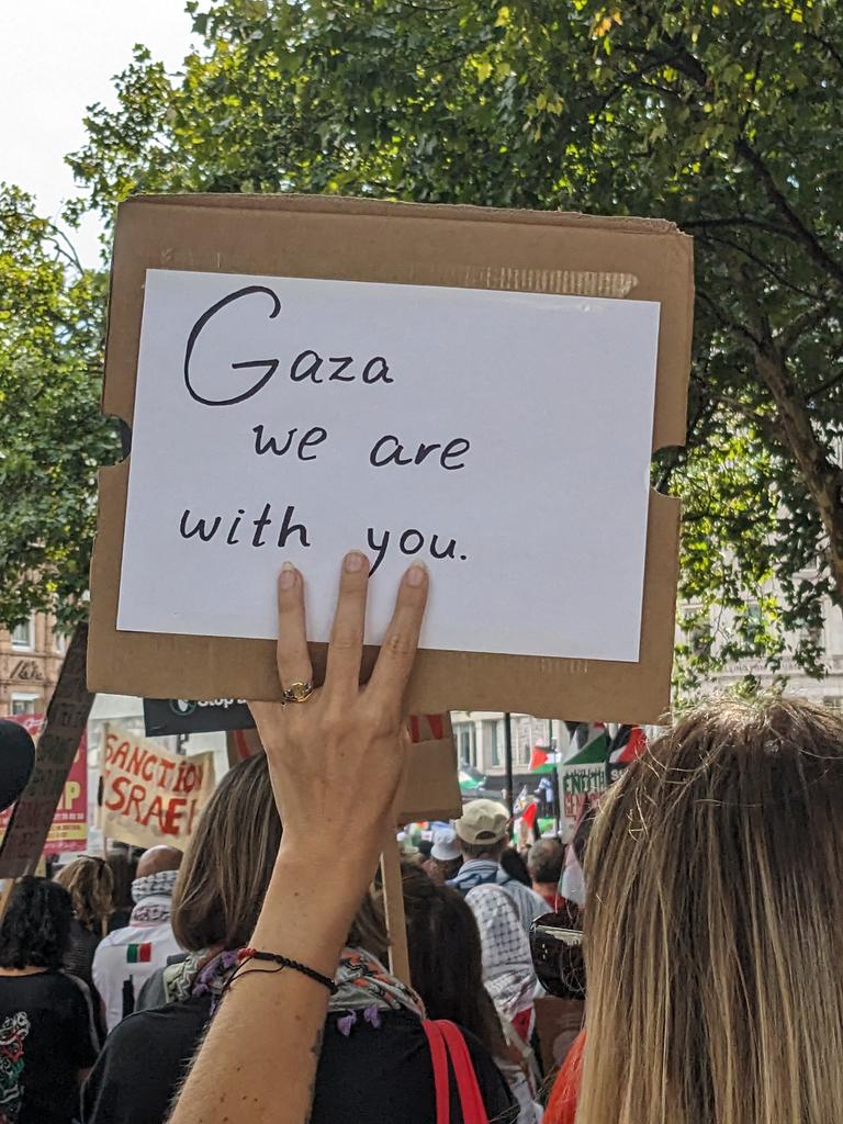 LRolland_multi's tweet photo. Solidarity, creativity and love are everywhere on this march for Palestine ๐ต๐ธ
#StopGazaGenocideNow #London #WeAreAllPalestinians #MarchForPeace #HumanRights https://t.co/yjg2IMsEYo