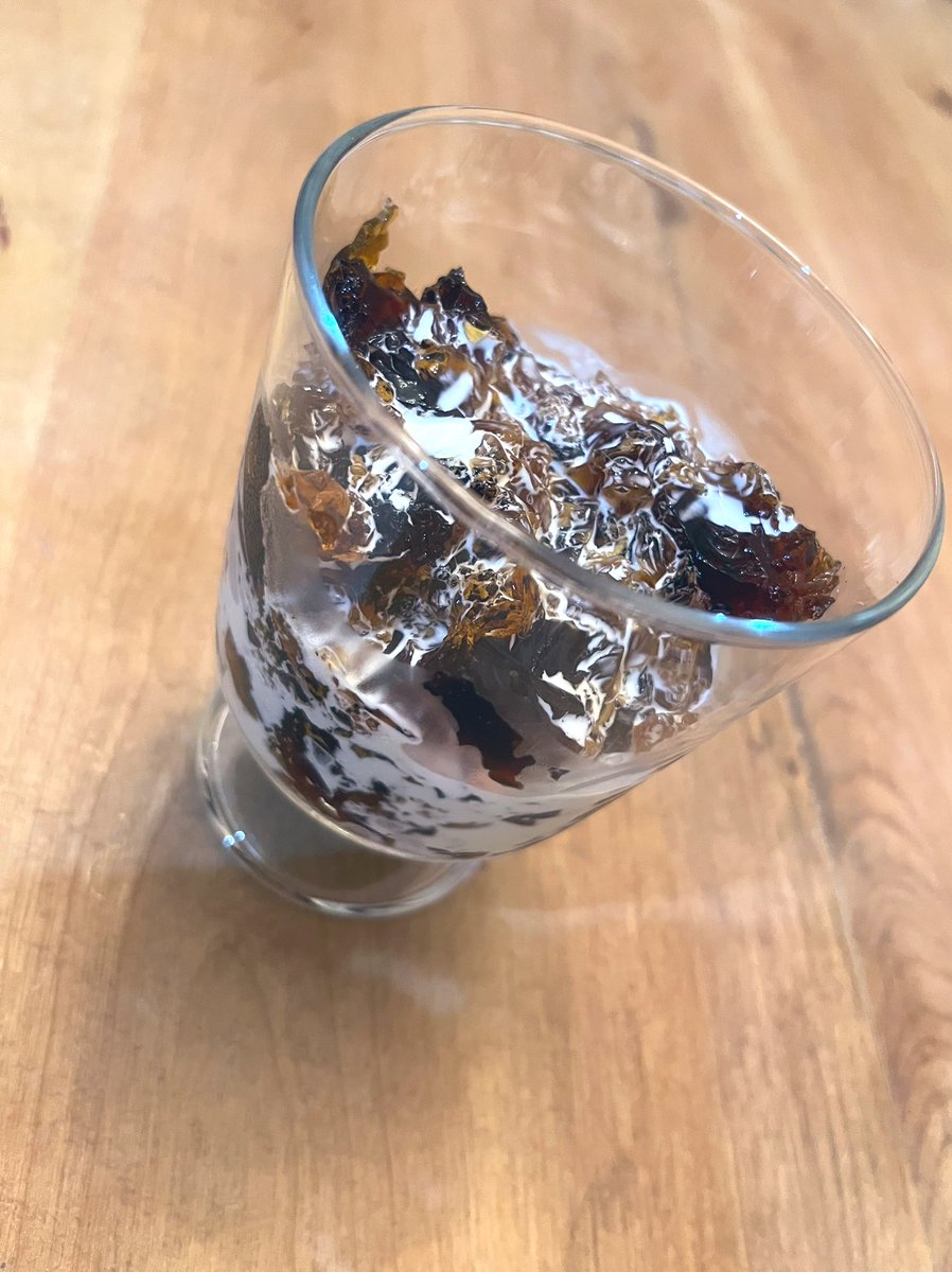 今日はレビュー書いてる合間にペットボトルで作る簡単クラッシュコーヒーゼリー作ってみた✨

砂糖入れずに作ったからコーヒーの苦味はあるけど、美味しいね😋
食感は柔らかめだから前回作ったコーヒーゼリーの方が好きかも