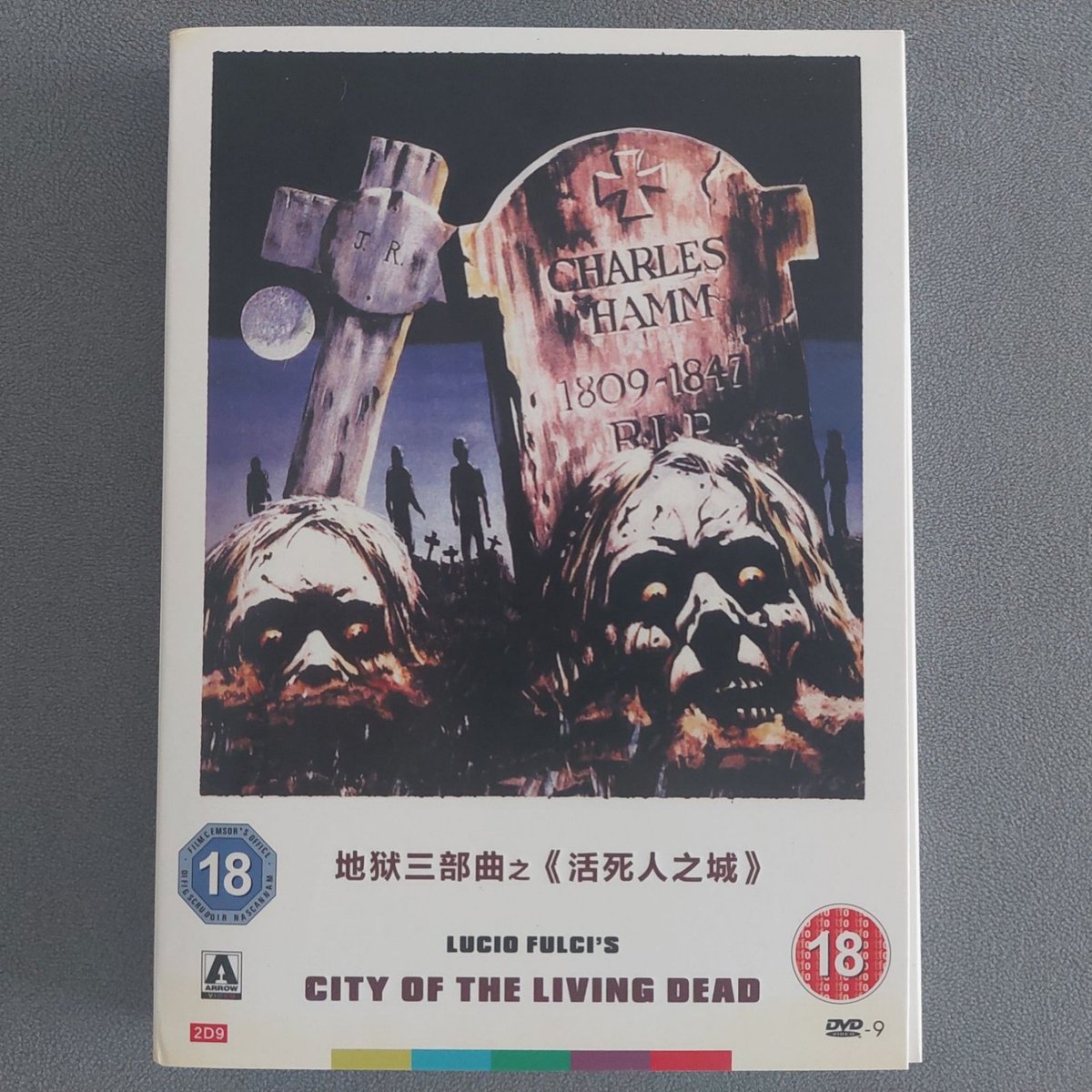 CF889923's tweet photo. 七月十五  万鬼归笼
意大利血浆片教父 卢西奥·弗尔兹（Lucio Fulci）cult���作“地狱三部曲”
僵尸城市 Paura nella città dei morti viventi (1980)
鬼驱人 E tu vivrai nel terrore - L'aldilà (1981)
守墓屋 The House By The Cemetery (1981) https://t.co/tiShUVtI7p