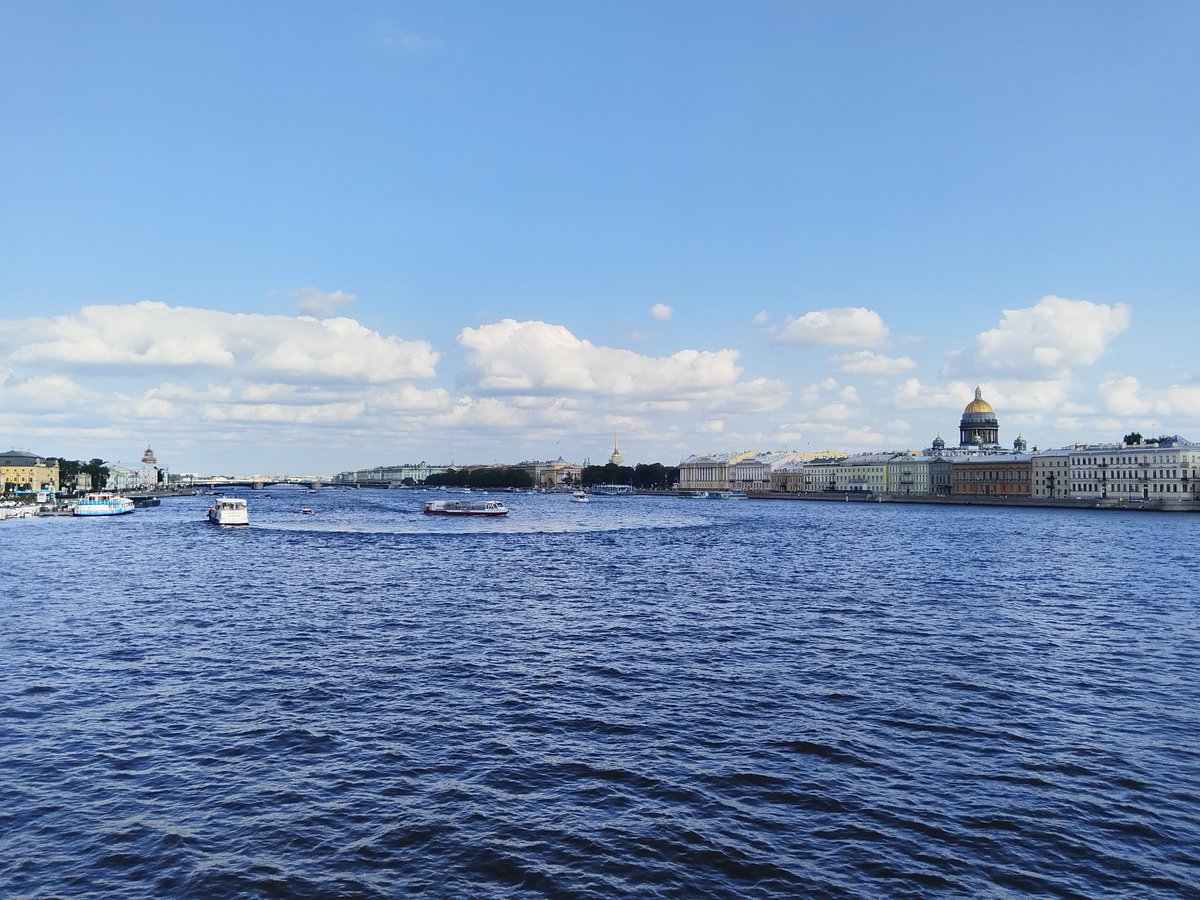 Нева с Исаакиевским на месте, если кто переживал