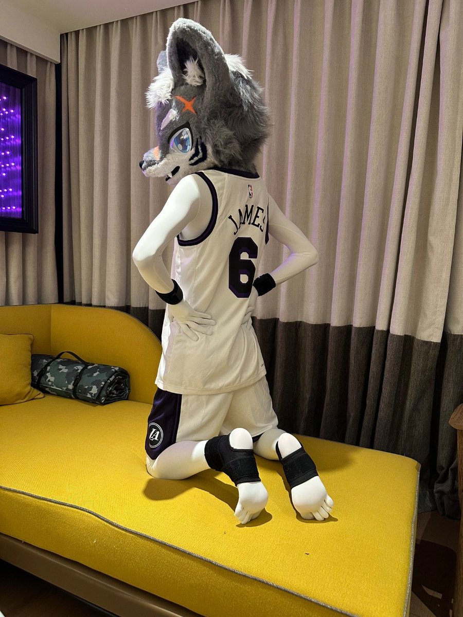 你在直勾勾的盯着哪里?