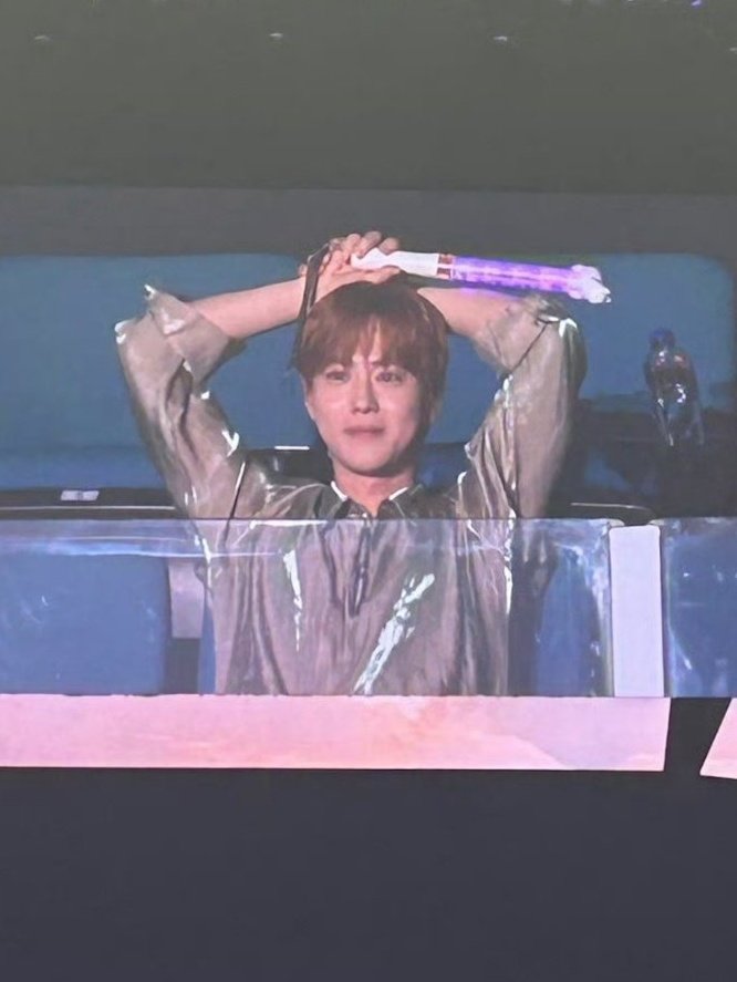 SUHOLOOK's tweet photo. 250906 | SUHO supporting Lay @layzhang at his concert GRANDLINE 5 in Nanjing 🧡✨️

#SUHO #수호 #スホ #金俊勉 #EXO https://t.co/TisHMOyl30