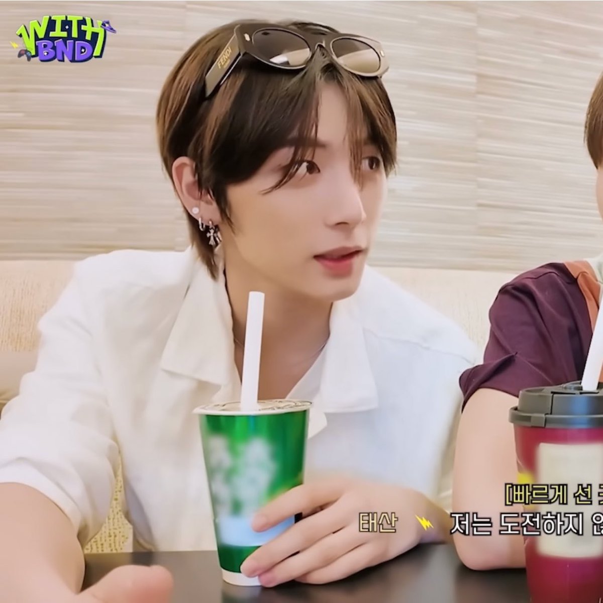 아니오늘 영상 태댜니 마싯을 때랑 경계할 때랑 위 볼 때마다 자꾸 눈 번쩍 떠서 눈 엄청 큼