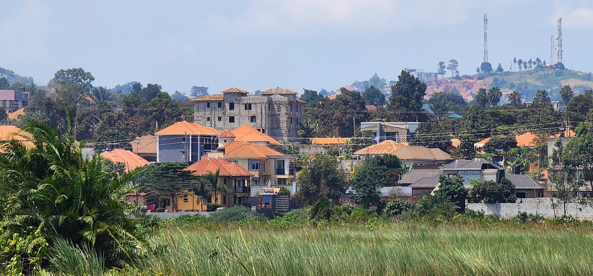 New estate alert!  
Kawuku-Ziru is calling 📍  
✅ 20 mins from Voice Mall Bwebajja  
✅ 1km from Kawuku Trading Center  
✅ Touches Kisubi–Ssisa–Nakawuka road (soon tarmacked!)  
✅ Developed access via Alkright Estate  
💸 UGX 60M | Payment plan available | Land title ready