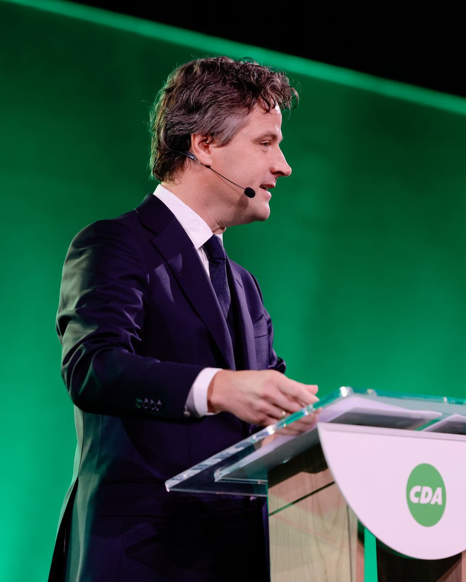 We zijn vandaag op het #CDAcongres bij elkaar gekomen in een optimistische sfeer.

Tegelijkertijd is de opdracht voor de politiek groot. 

Nederland verlangt naar richting, naar hoop en naar houvast. De samenleving verlangt naar een andere politiek. 1/3