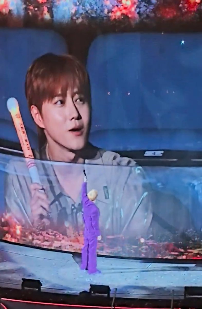 LucKyoong82's tweet photo. CHANYEOL in waterbomb and singing exo songs , SUHO attended to YIXING's concert and BAEKHYUN with L sign 😭
EXO Planet heals tonight 😭

We Are One #EXO https://t.co/3GB2tjukro